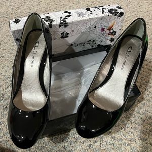 Ladies black size 9 CN laundry Nema dress wedge shoes patent leather